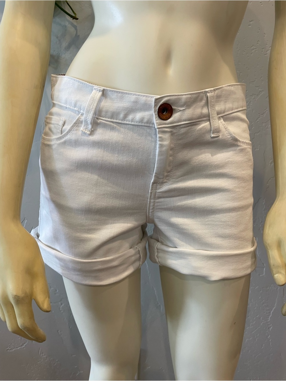BR Women's White Roll-Cuff Denim Shorts 25